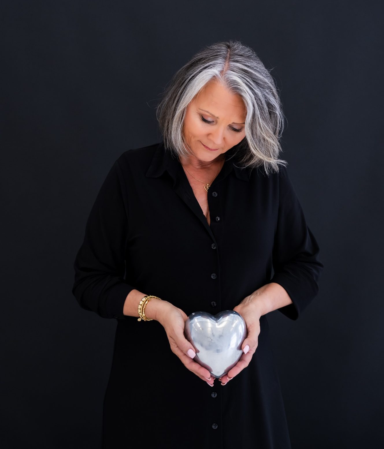 Waarom Solid Balance – Marjolein Prins Marjolein Prins, oprichter van Solid Balance, begeleidt mensen om te vertragen, te voelen en opnieuw verbinding te maken met zichzelf.
