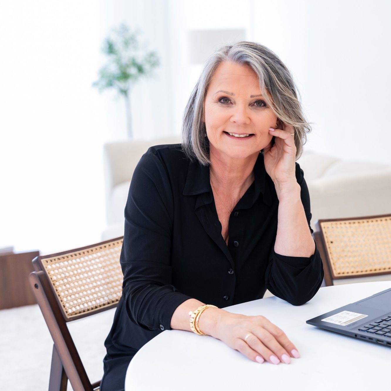 Marjolein Prins | Solid Balance Marjolein Prins van Solid Balance helpt mensen te vertragen, te voelen en opnieuw verbinding te maken met zichzelf.
